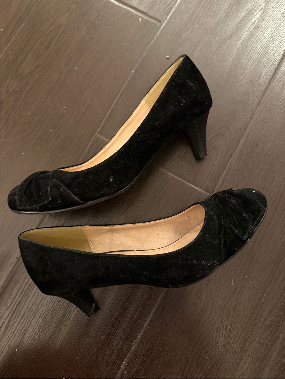 Women’s Black Suede Mid-Heel Pumps